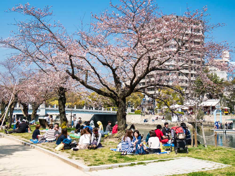 Hiroshima Peace Memorial Park - Relaxing