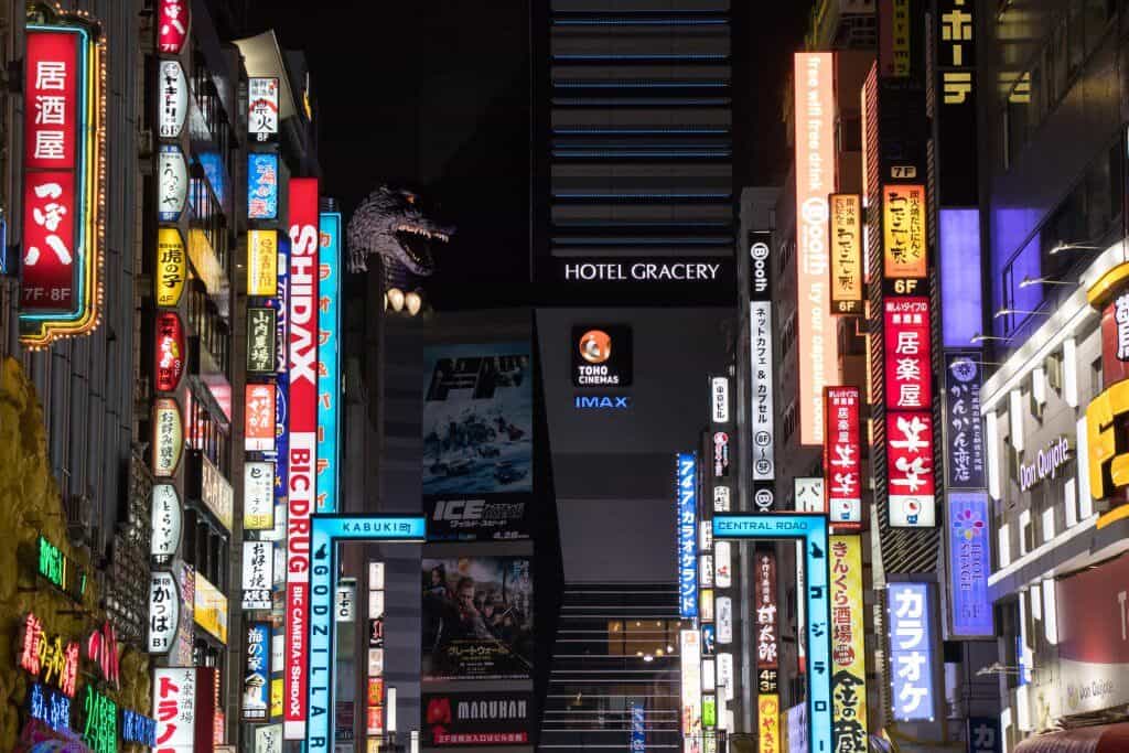 Hotel-Gracery-in Shinjuku with a huge model Godzilla next to it.