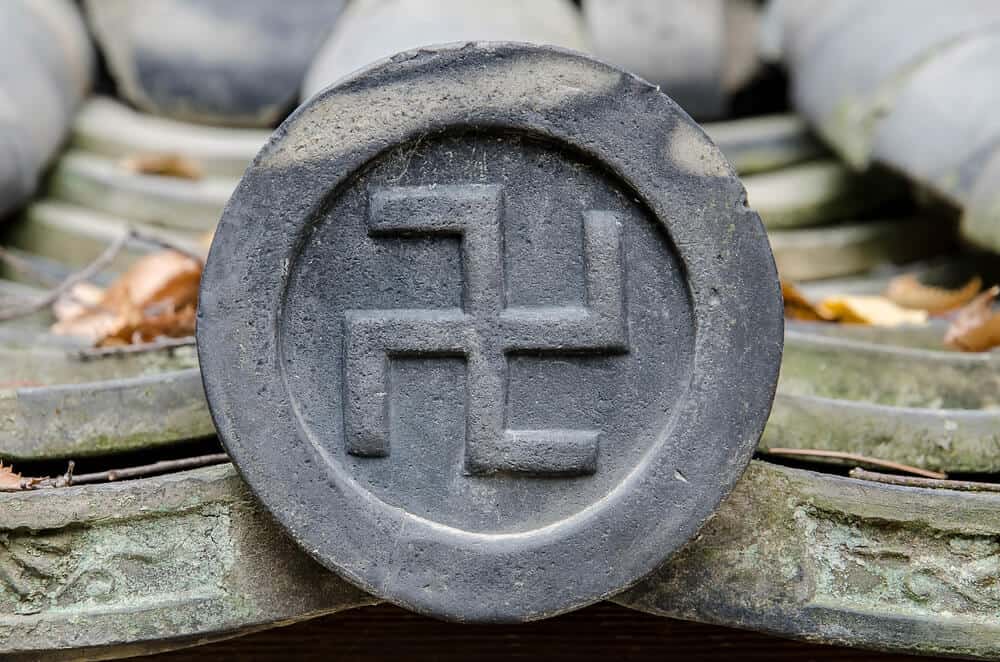 Cultural Mistakes in Japan - Japan Shrine Symbol Not Swastica
