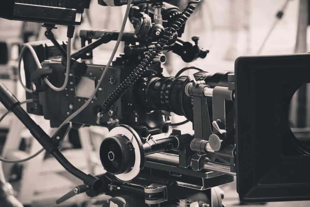 A black and white photo of an older movie camera.