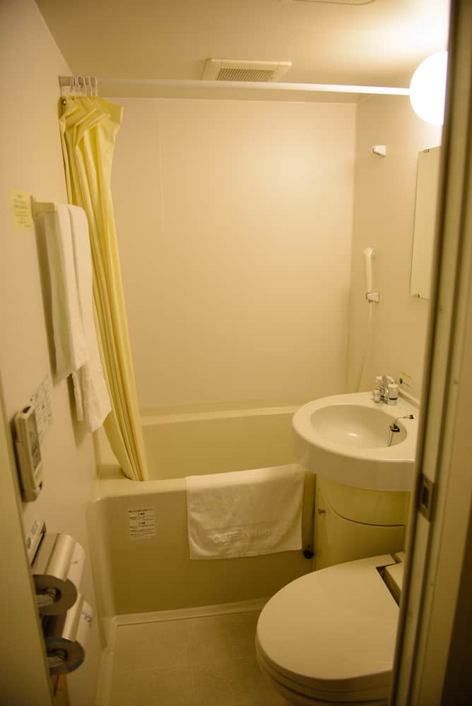 Japan Living - Small Bathroom